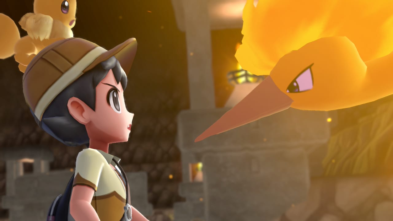 El prota del juego con el eevee en su gorro, vestido de marrón, cara a cara contra moltres