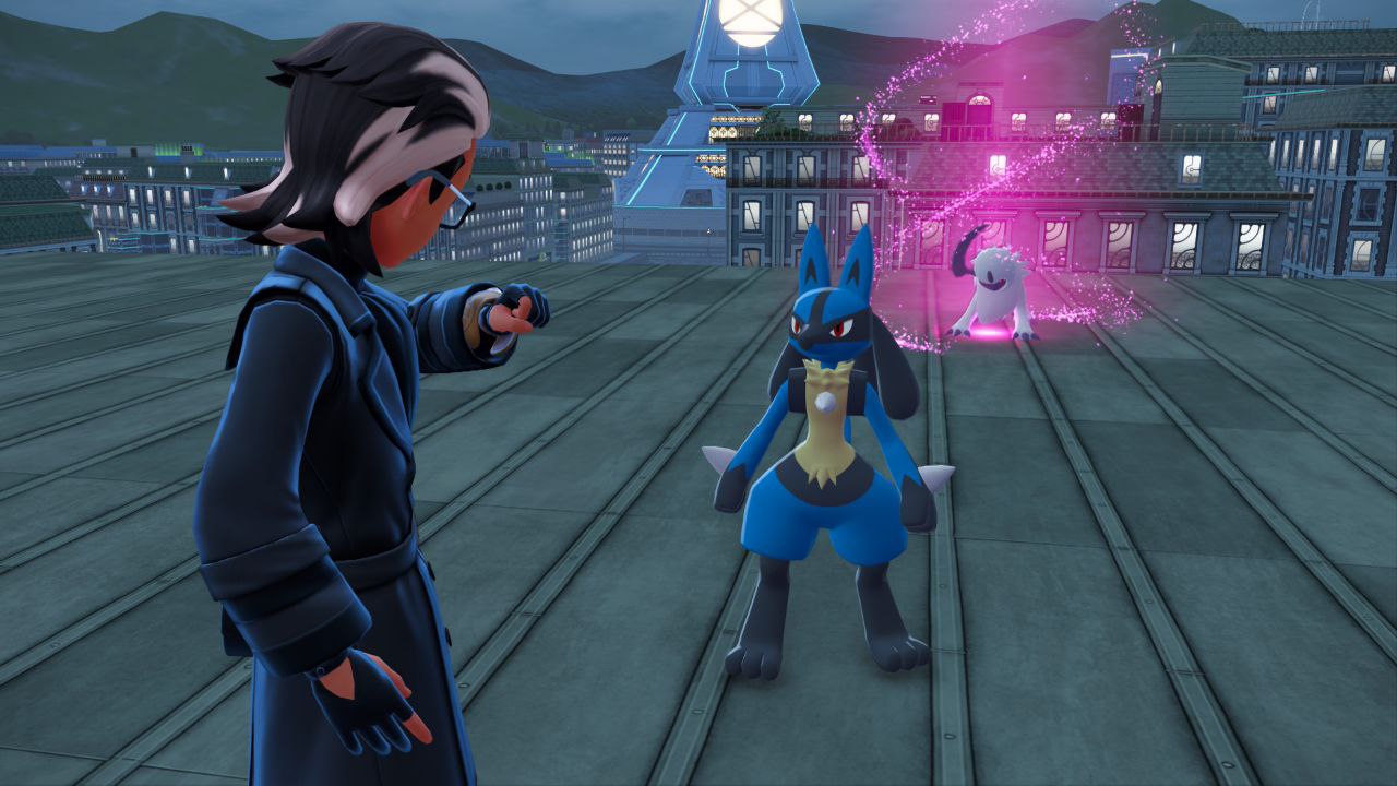 El prota en un tejado con un lucario, de noche y en el fondo un absol que tiene un aura rosa