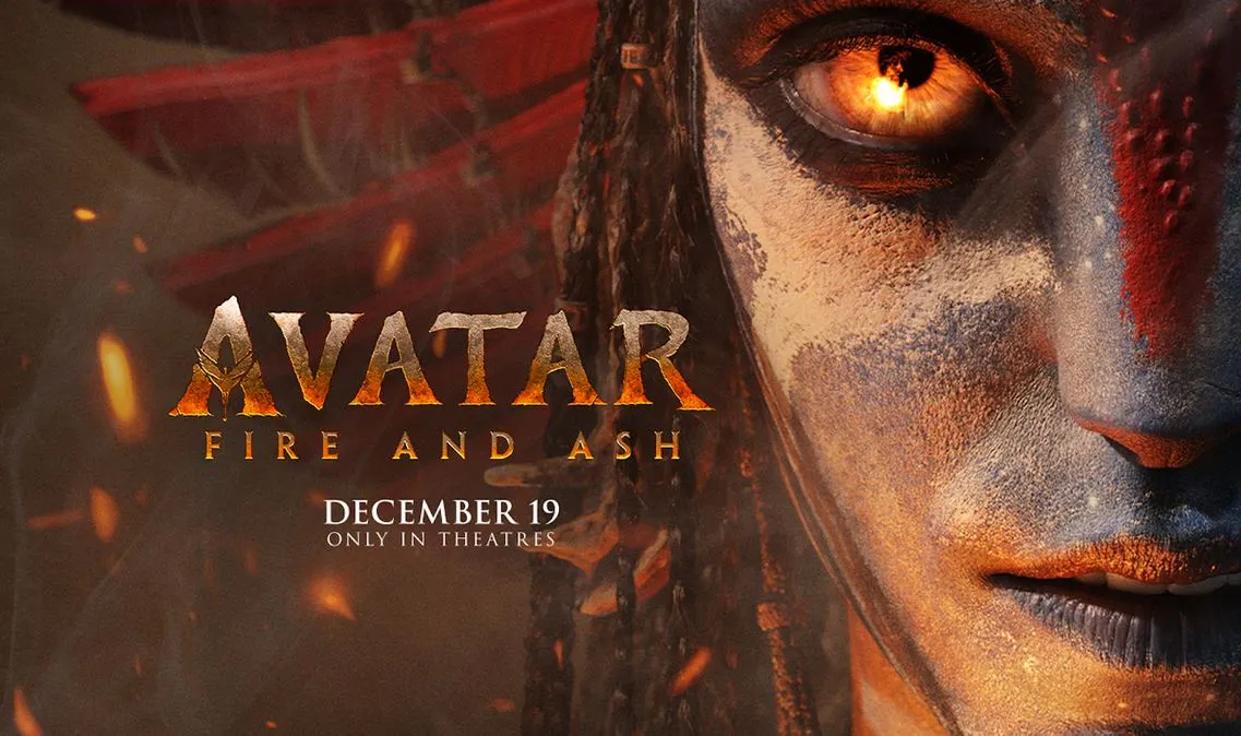 Título de la película con fuego de fondo y la cara de la nativa pitufa leona con pintura de guerra y plumas, que si que es mala, lo sabemos...